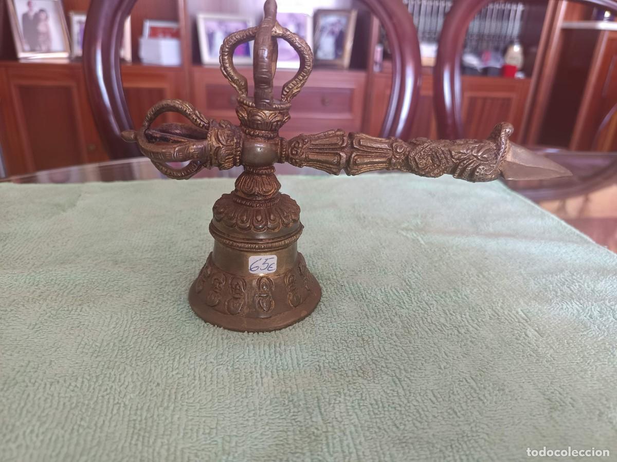 Antig&uuml;edades: Campana ritual budista tibetana y china (ghanta) con un mango en forma de phurba