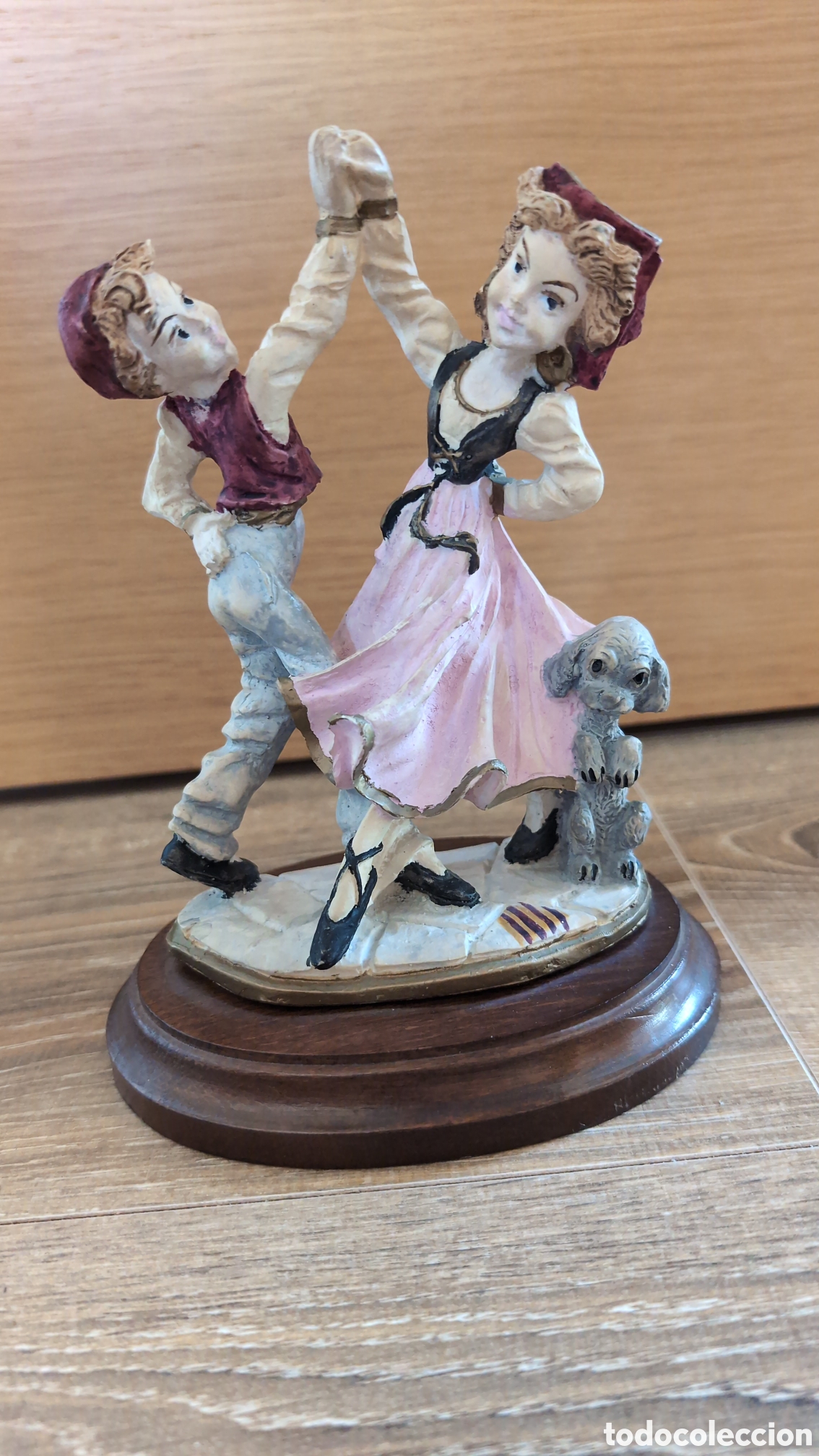 Antiquit&auml;ten: Figura Vintage Pareja de Ni&ntilde;os Bailando con Perro - Peana Madera