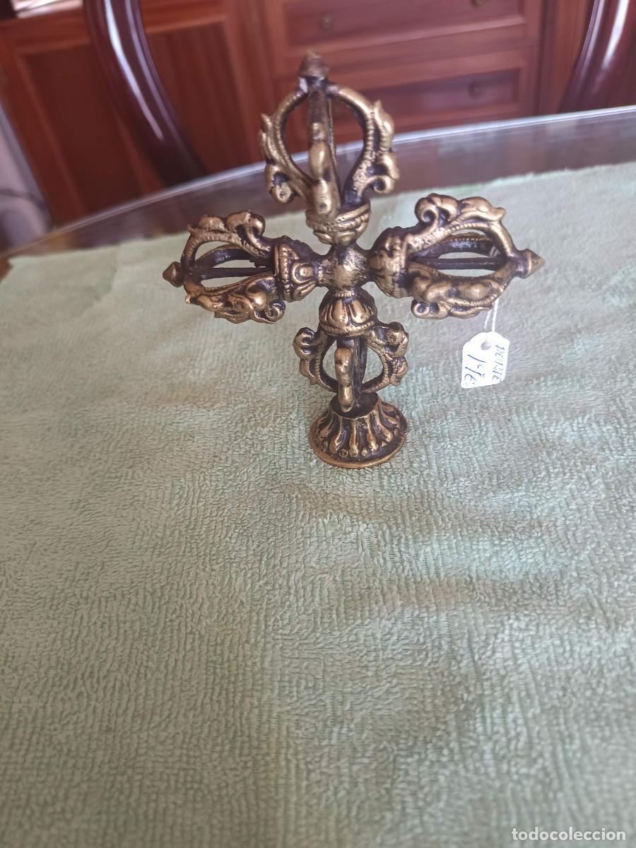 Antig&uuml;edades: Doble dorje (o vishva-vajra) budista tibetano de lat&oacute;n montado sobre un soporte