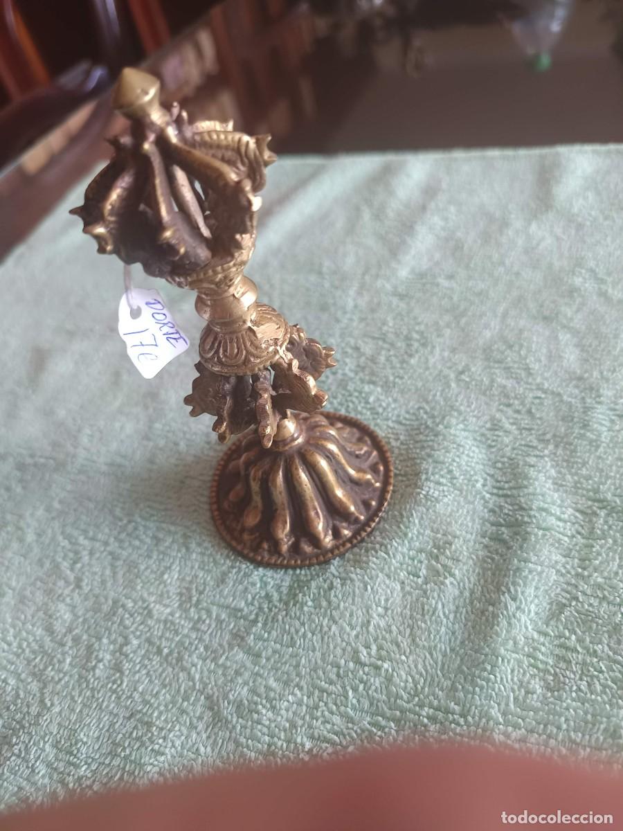 Antig&uuml;edades: Dorje o vajra tibetano de bronce con un dise&ntilde;o intrincado de puntas m&uacute;ltiples y una base ornamental