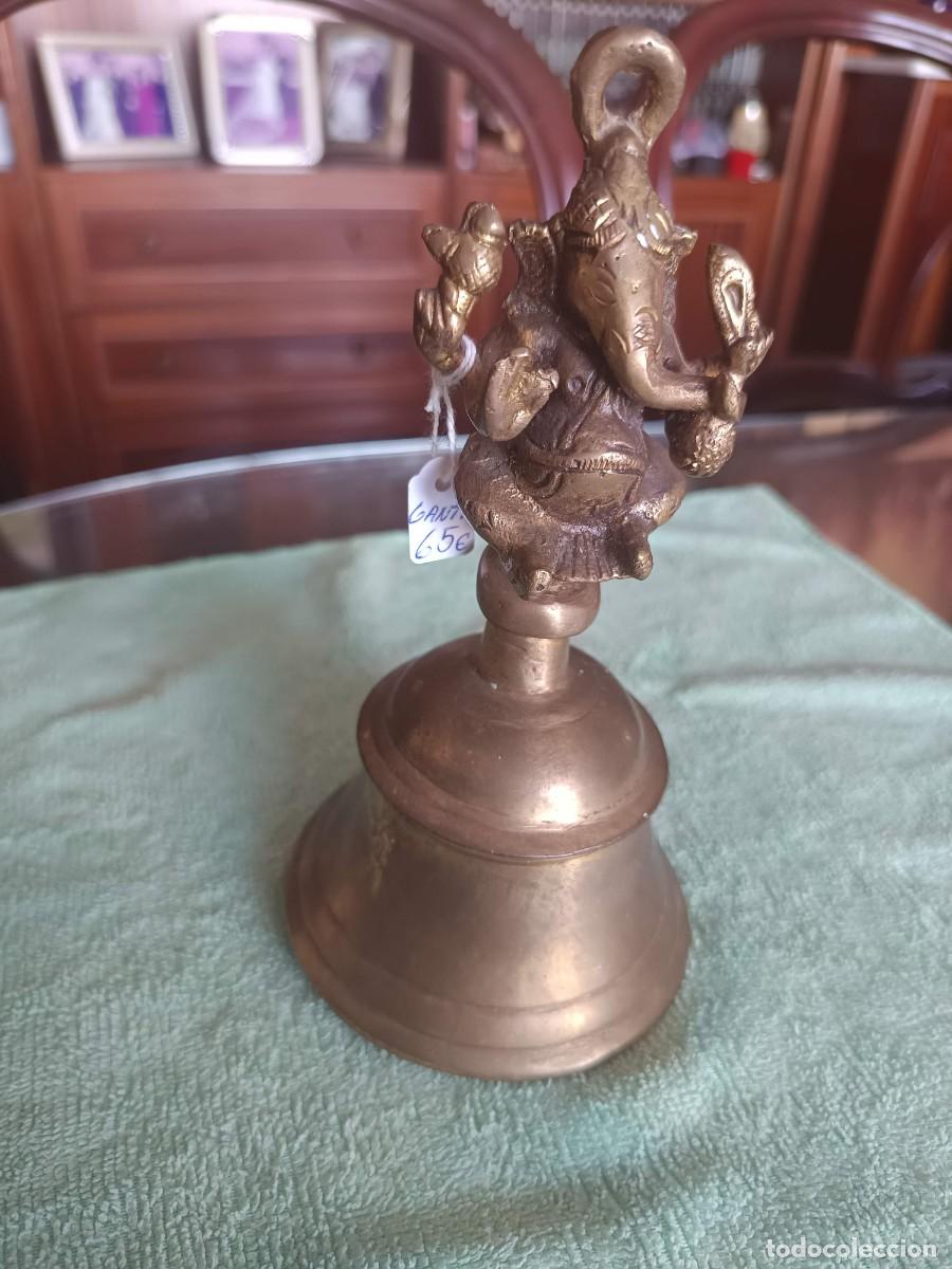 Antig&uuml;edades: Campana de templo tradicional de lat&oacute;n o bronce decorada con una figura del dios hind&uacute; Ganesha