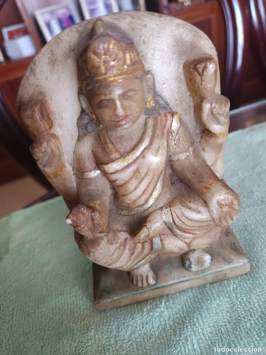 Antig&uuml;edades: Estatuilla tallada de una deidad o bodhisattva se sentado en meditaci&oacute;n