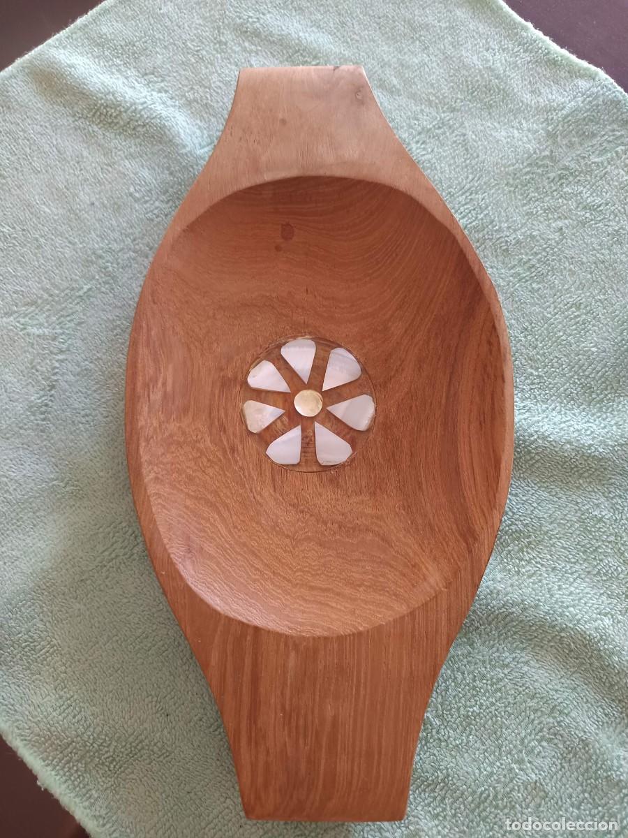 Antig&uuml;edades: Plato decorativo de madera y n&aacute;car tallada a mano de mediados del siglo XX