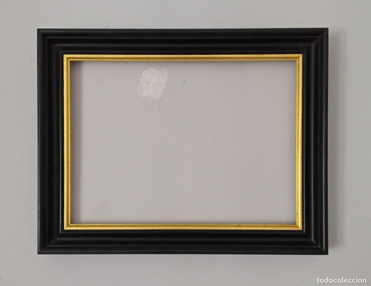 Antig&uuml;edades: Marco negrocon borde interior dorado; pliegue de 29,3 x 40 cm