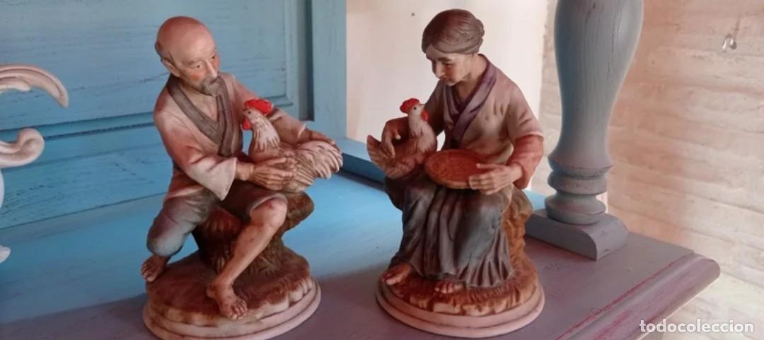 Antig&uuml;edades: Pareja de gallinas porcelana italiana.