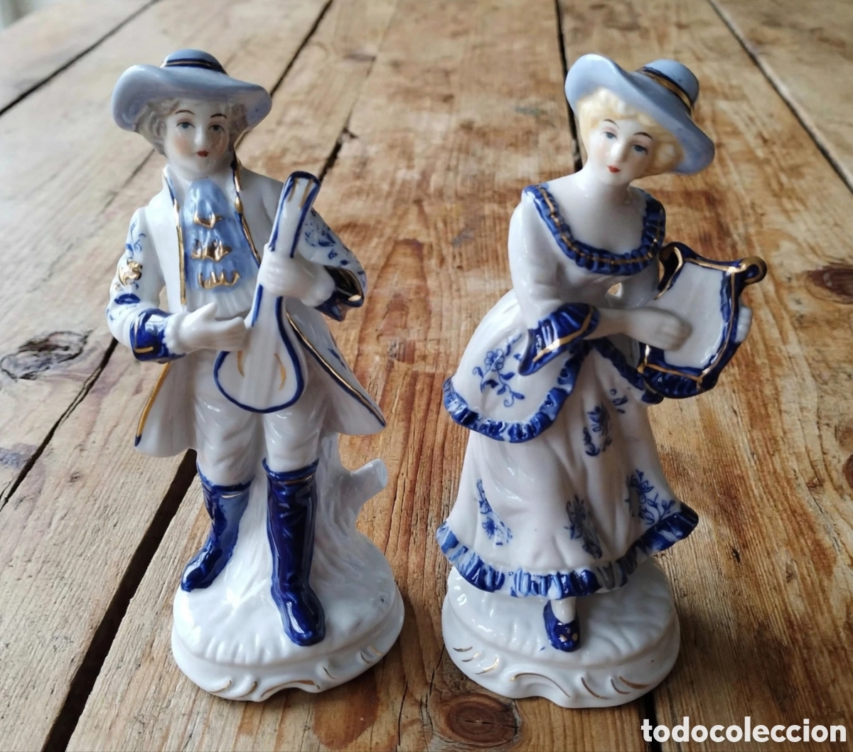 Antig&uuml;edades: PAREJA FIGURAS DE PORCELANA. M&Uacute;SICOS ESTILO ROCOCO. AZUL COBALTO.