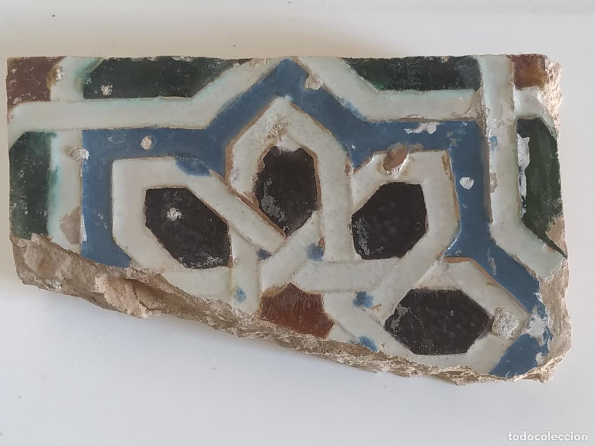Antig&uuml;edades: Azulejo (medio) mud&eacute;jar con laceria de arista Toledo Sevilla S. XV