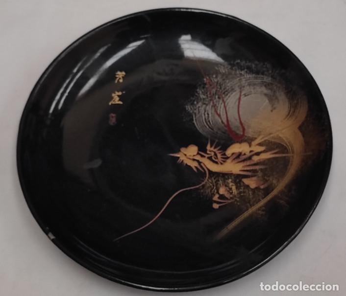 Antig&uuml;edades: ANTIGUO PLATO JAPONES NEGRO PINTADO, HECHO DE PASTA O SIM.