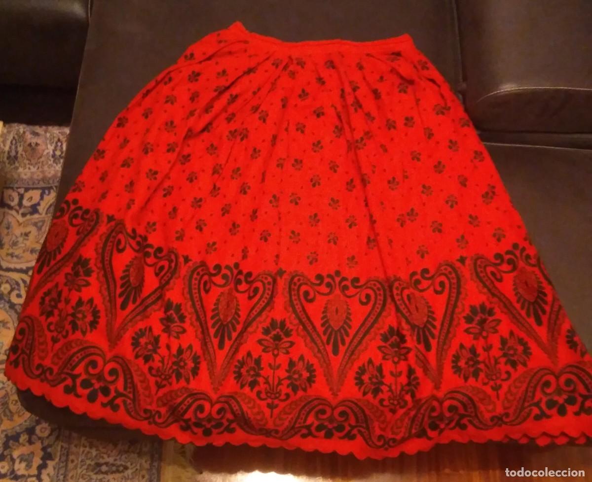 Antig&uuml;edades: Falda regional Saya en pa&ntilde;o rojo estampado