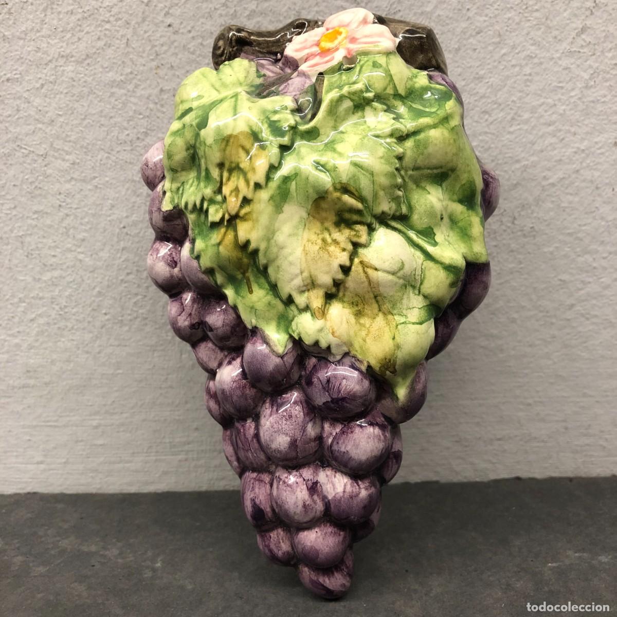 Antig&uuml;edades: FIGURA DECORATIVA DE PARED - DE CER&Aacute;MICA VIDRIADA - EN FORMA DE RACIMO DE UVAS - 18 X 11 CM / 429