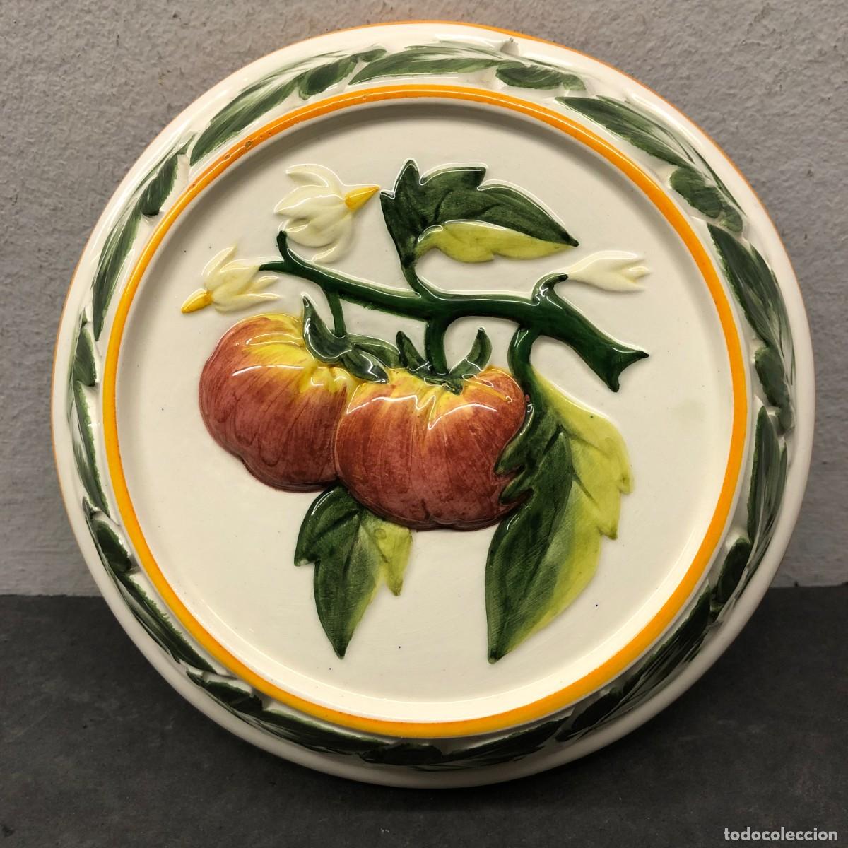 Antig&uuml;edades: ANTIGUO PLATO DECORATIVO DE PARED - CER&Aacute;MICA CON RELIEVE - TOMATES - ABC BASSANO - 18 CM &Oslash; / 430
