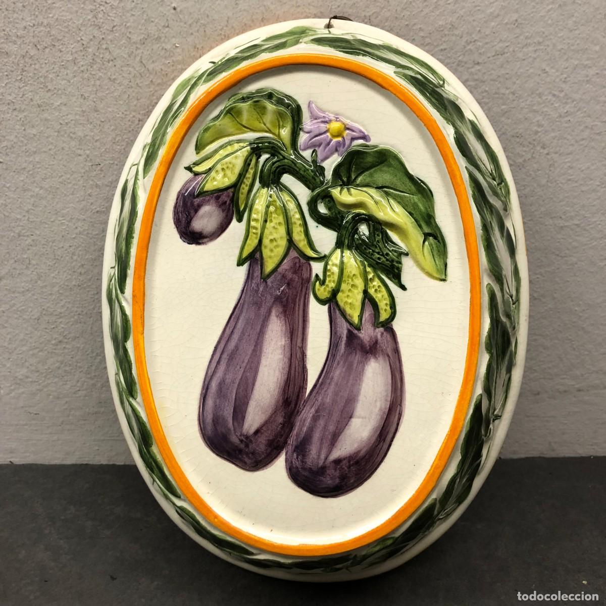 Antig&uuml;edades: PLATO DECORATIVO DE PARED - CER&Aacute;MICA CON RELIEVE - BERENJENAS - ABC BASSANO - 25,5 X 19,5 CM / 431