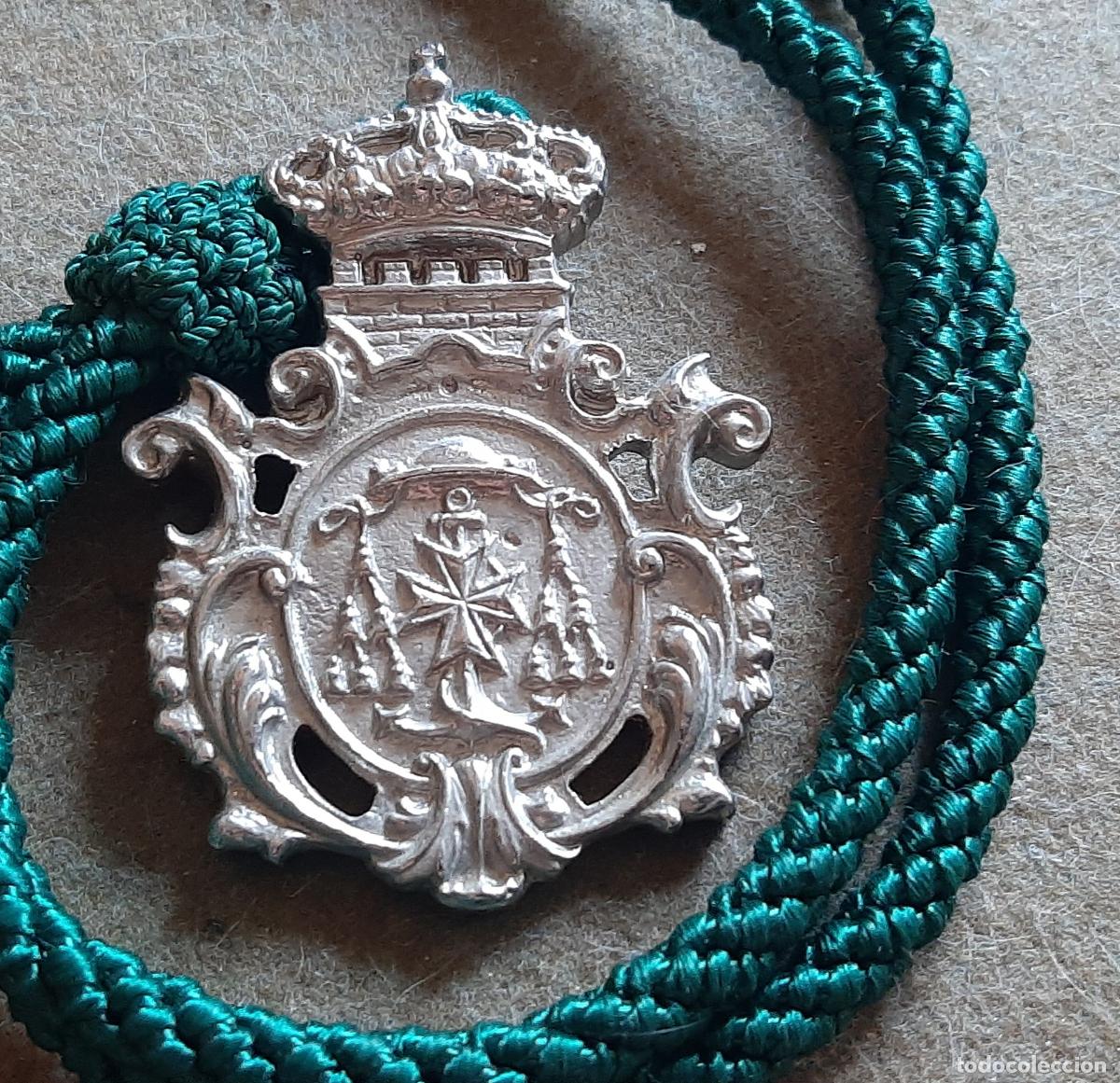 Antig&uuml;edades: MEDALLA CON CORDON DE LA HERMANDAD DE LA VERA CRUZ DE LA ALGABA - SEVILLA