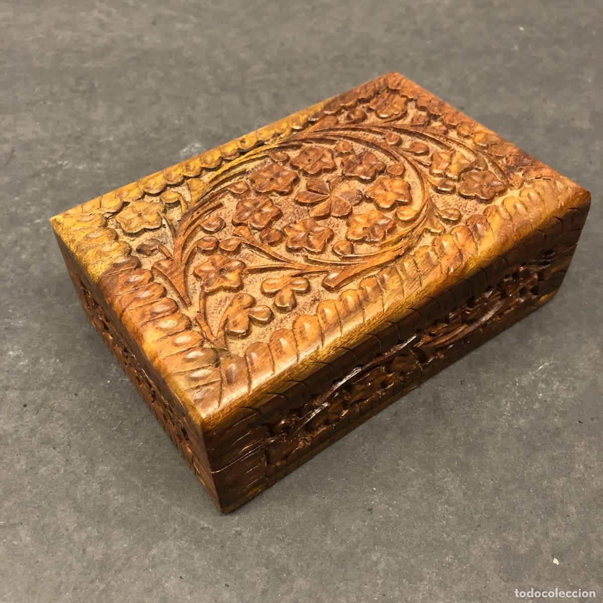 Antig&uuml;edades: ANTIGUA CAJITA DE MADERA TALLADA A MANO - INTERIOR DE TERCIOPELO - 15 X 10 X 5,5 CM / 458
