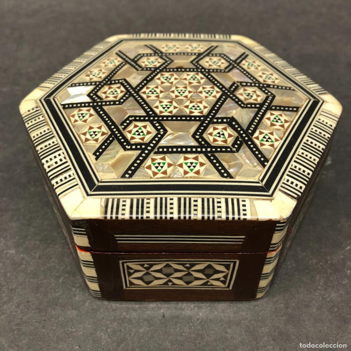 Antig&uuml;edades: ANTIGUA CAJITA HEXAGONAL - DE MADERA E INCRUSTACIONES - INTERIOR TERCIOPELO - 11,5 X 5,5 CM / 459