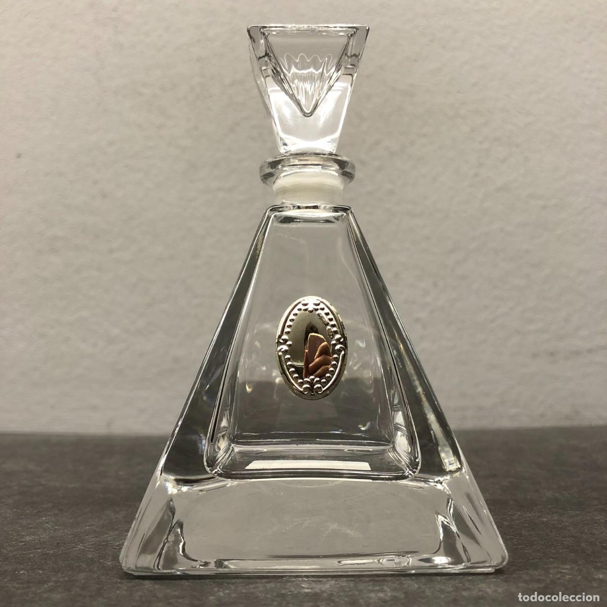 Antig&uuml;edades: LICORERA DE CRISTAL CON FORMA PIRAMIDAL - DETALLE EN PLATA DE 1&ordf; LEY - BARONI - 13 X 8 CM / 460