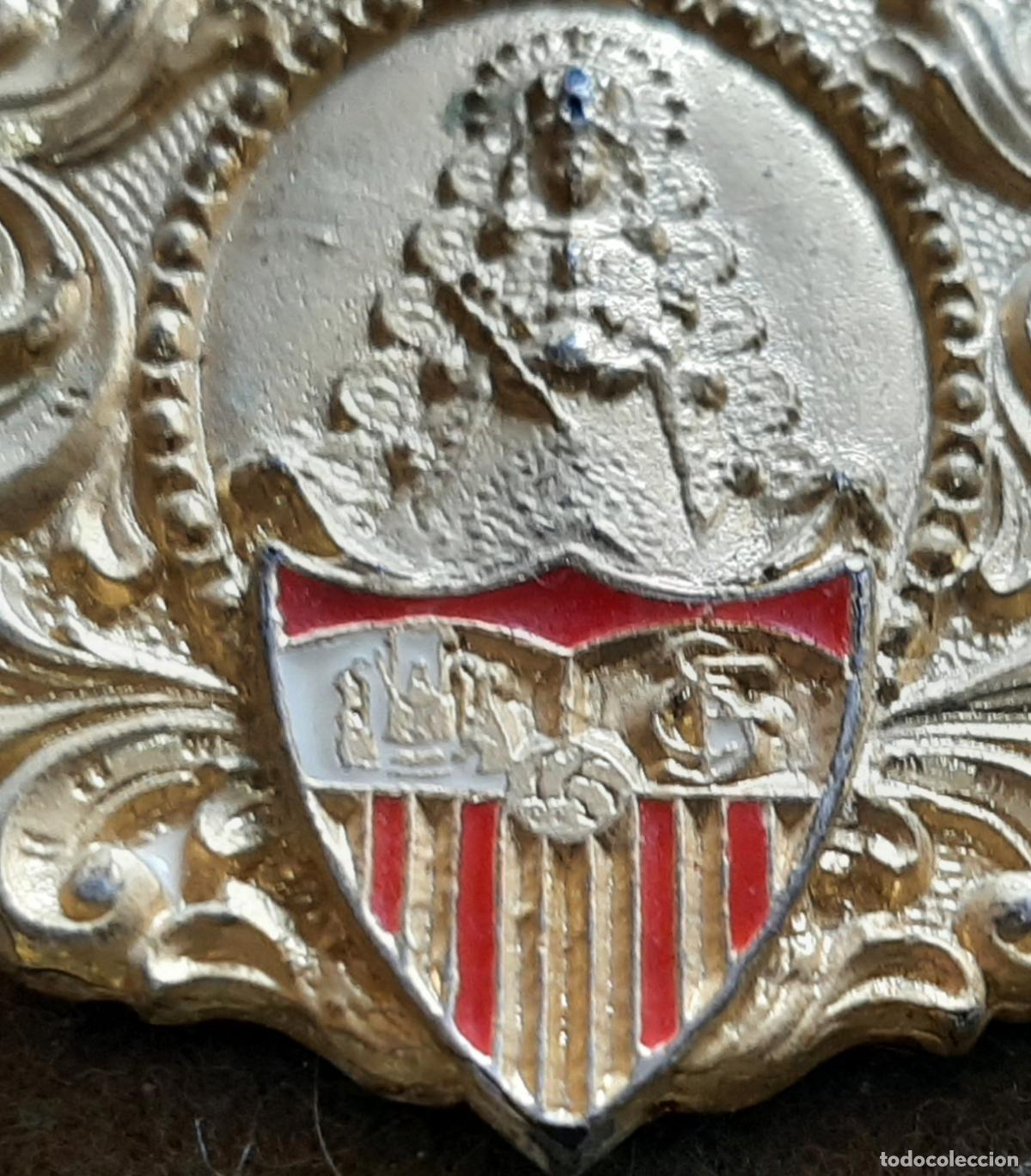 Antig&uuml;edades: MEDALLA CON CORDON DE LA VIRGEN DEL ROCIO CON EL ESCUDO DEL SEVILLA F.C. - MESON ISIDORO GINES.