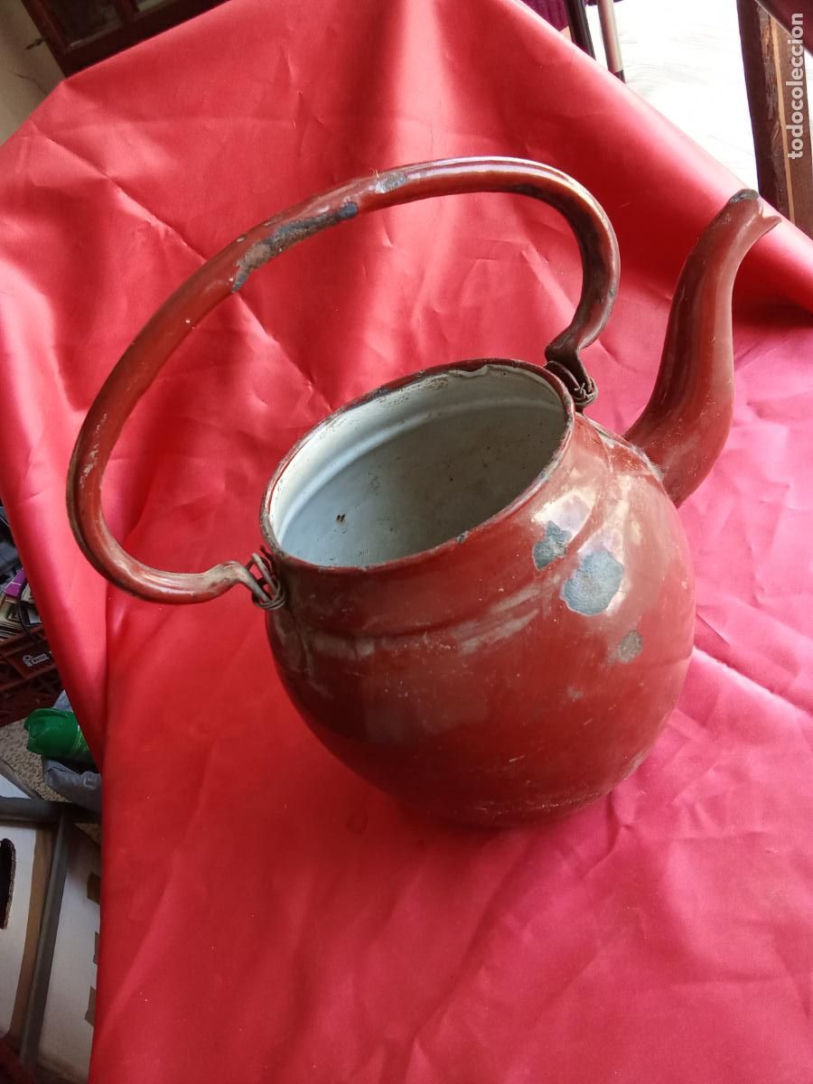 Antig&uuml;edades: Antigua cafetera de porcelana met&aacute;lica de clor granata. V5