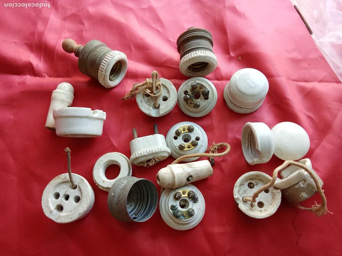 Antig&uuml;edades: Lote de piezas de porcelana para la luz el&eacute;ctrica, antiguas. Caja 2