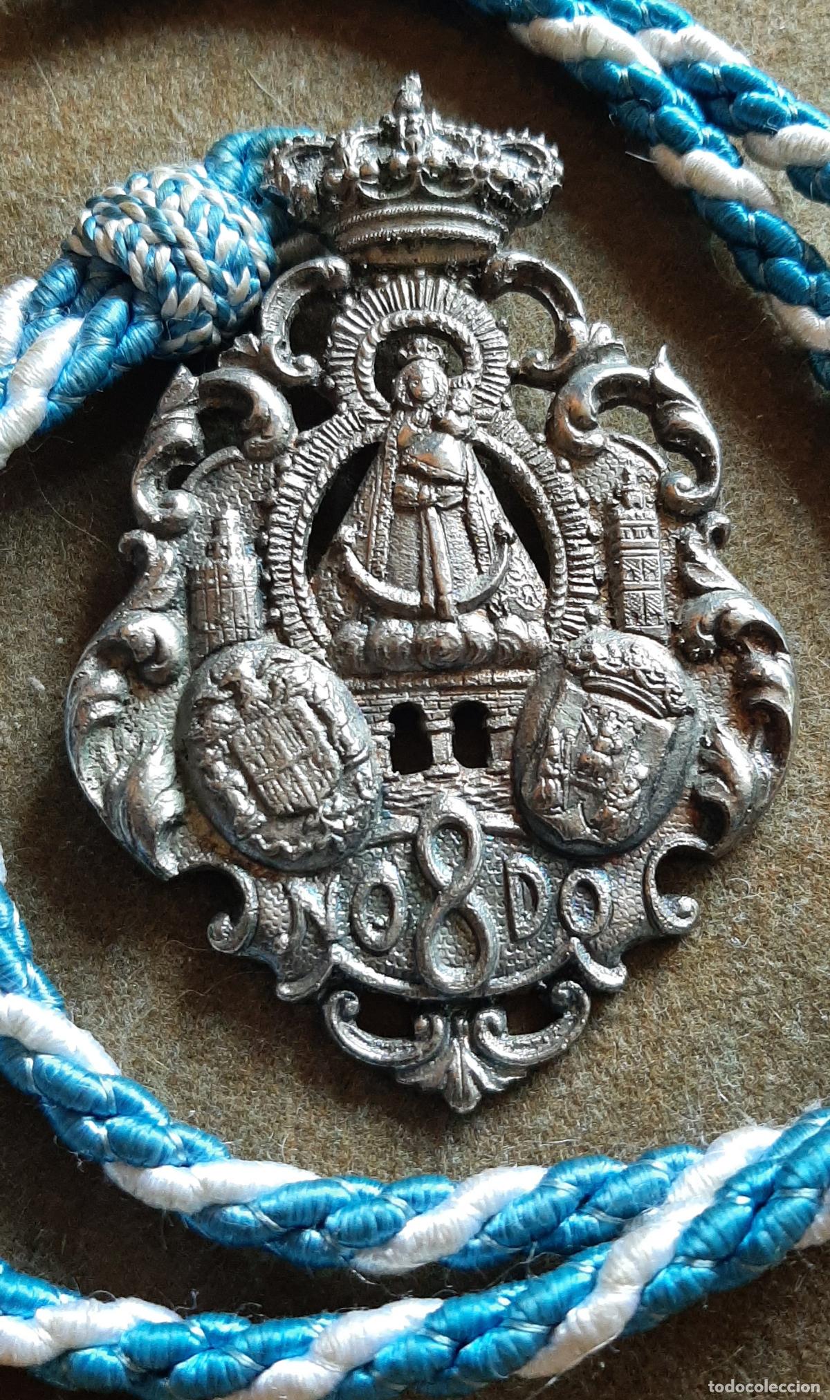 Antig&uuml;edades: MEDALLA DE LA VIRGEN DE LA CABEZA - ESCUDO AYUNTAMIENTO SEVILLA - METAL PLATEADO