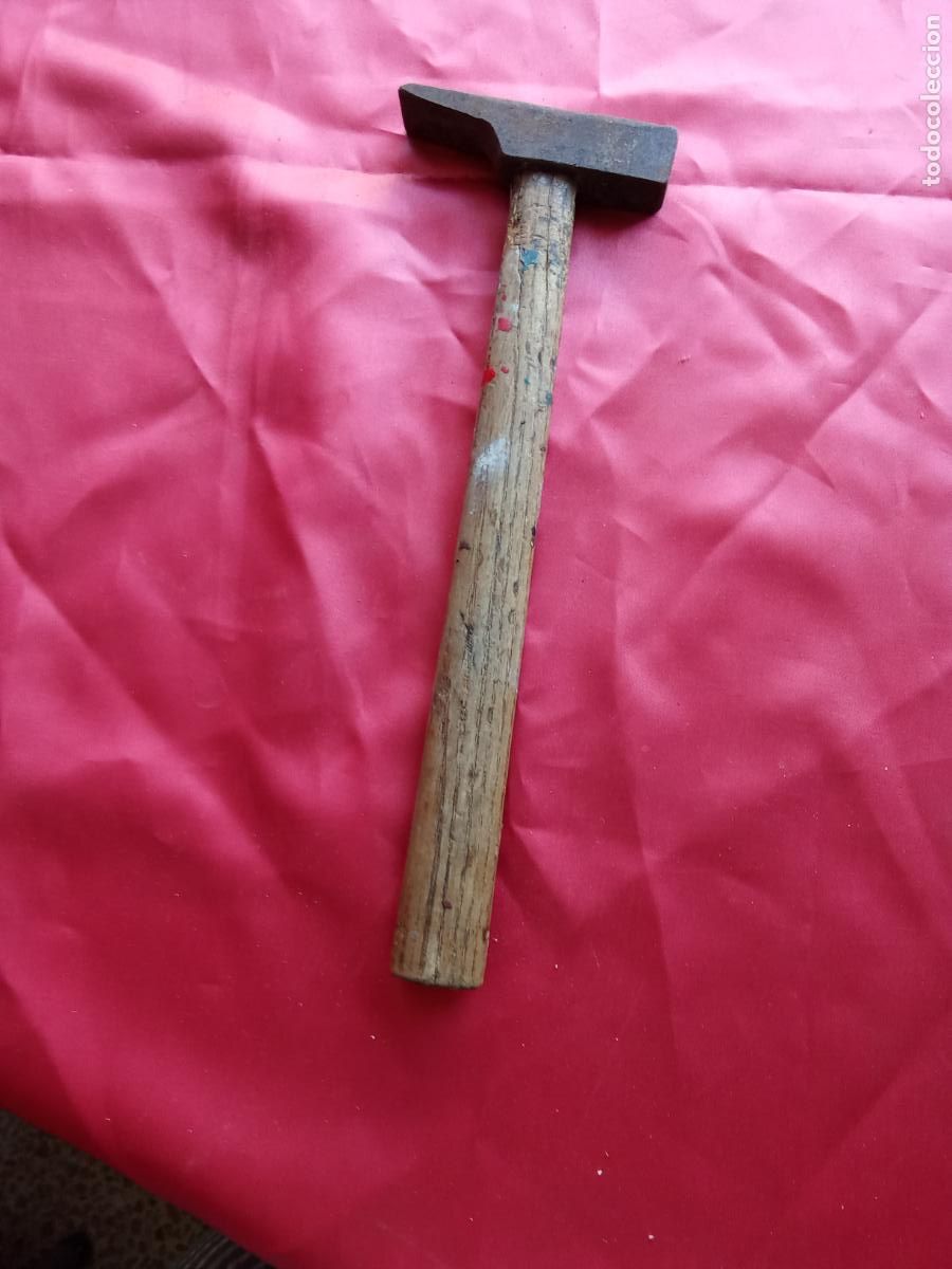 Antig&uuml;edades: Martillo colocado al rev&eacute;s. Caja martillo