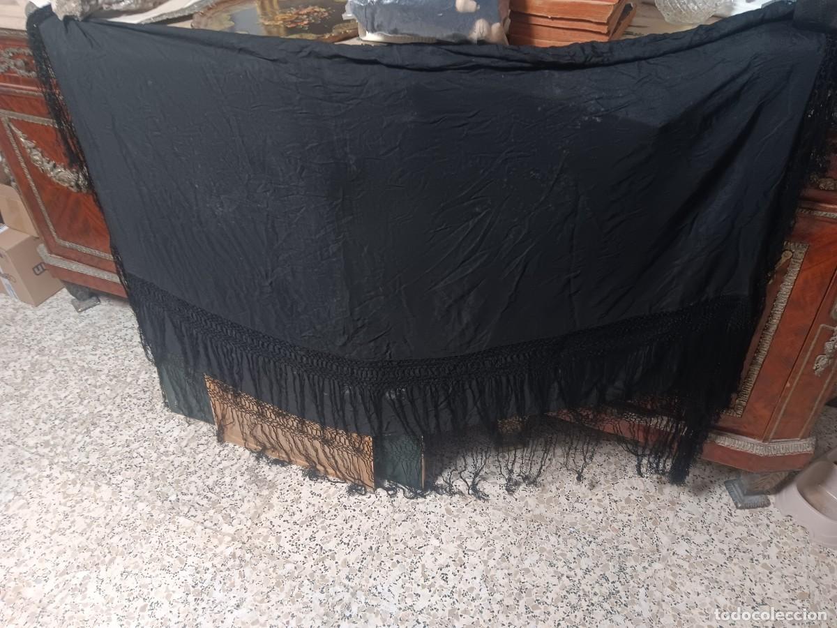 Antig&uuml;edades: mant&oacute;n de Manila negro hecho de seda o cresp&oacute;n, caracter&iacute;stico por su confecci&oacute;n lisa o con bordados