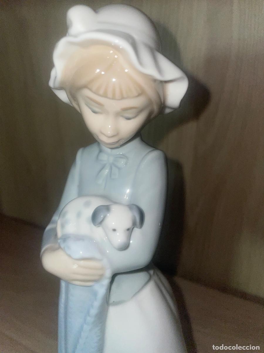 Antig&uuml;edades: Figura NAO by Lladr&oacute; &ndash; Ni&ntilde;a con perro &ndash; Porcelana
