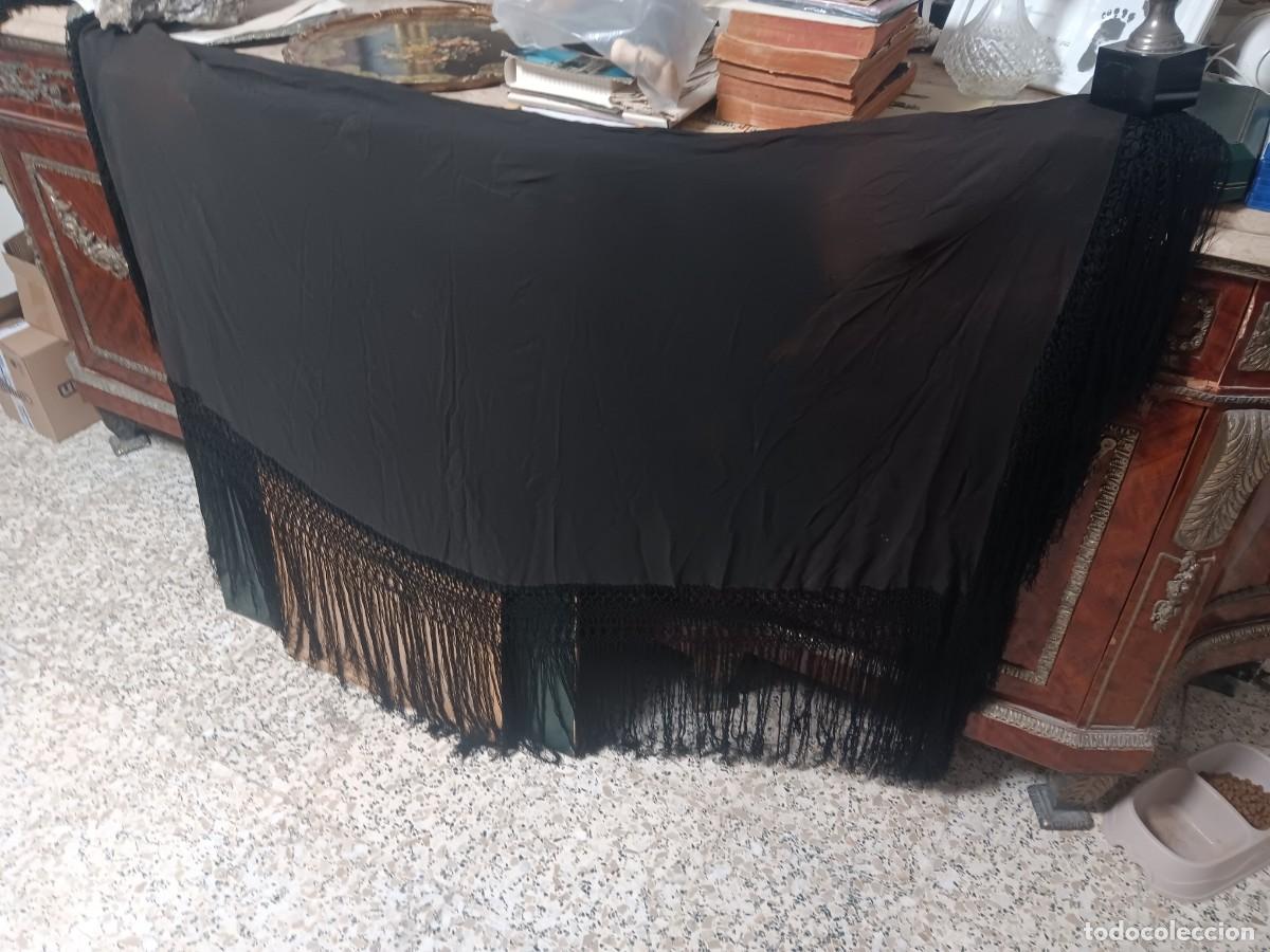 Antig&uuml;edades: mant&oacute;n de Manila negro hecho de seda o cresp&oacute;n, caracter&iacute;stico por su confecci&oacute;n lisa o con bordados