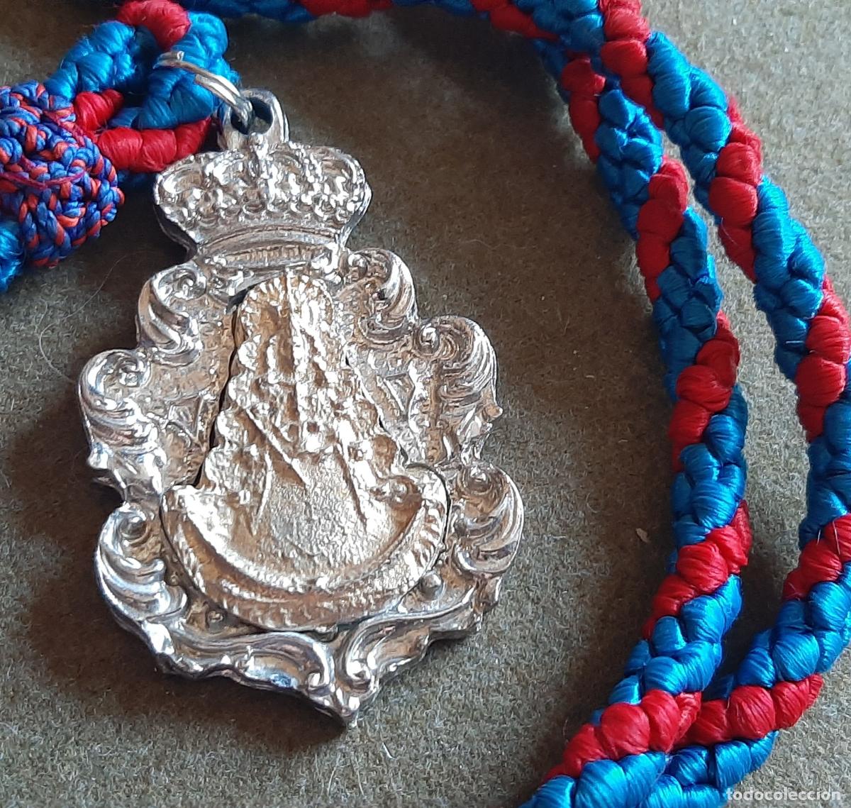 Antig&uuml;edades: MEDALLA CON CORDON DE LA HERMANDAD DEL ROCIO DE AZNALCAZAR