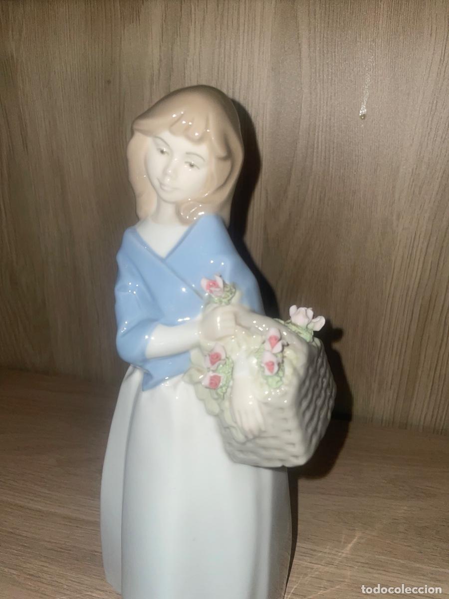 Antig&uuml;edades: Figura PAL &ndash; Porcelana Art&iacute;stica Levantina &ndash; Mujer con cesta de flores