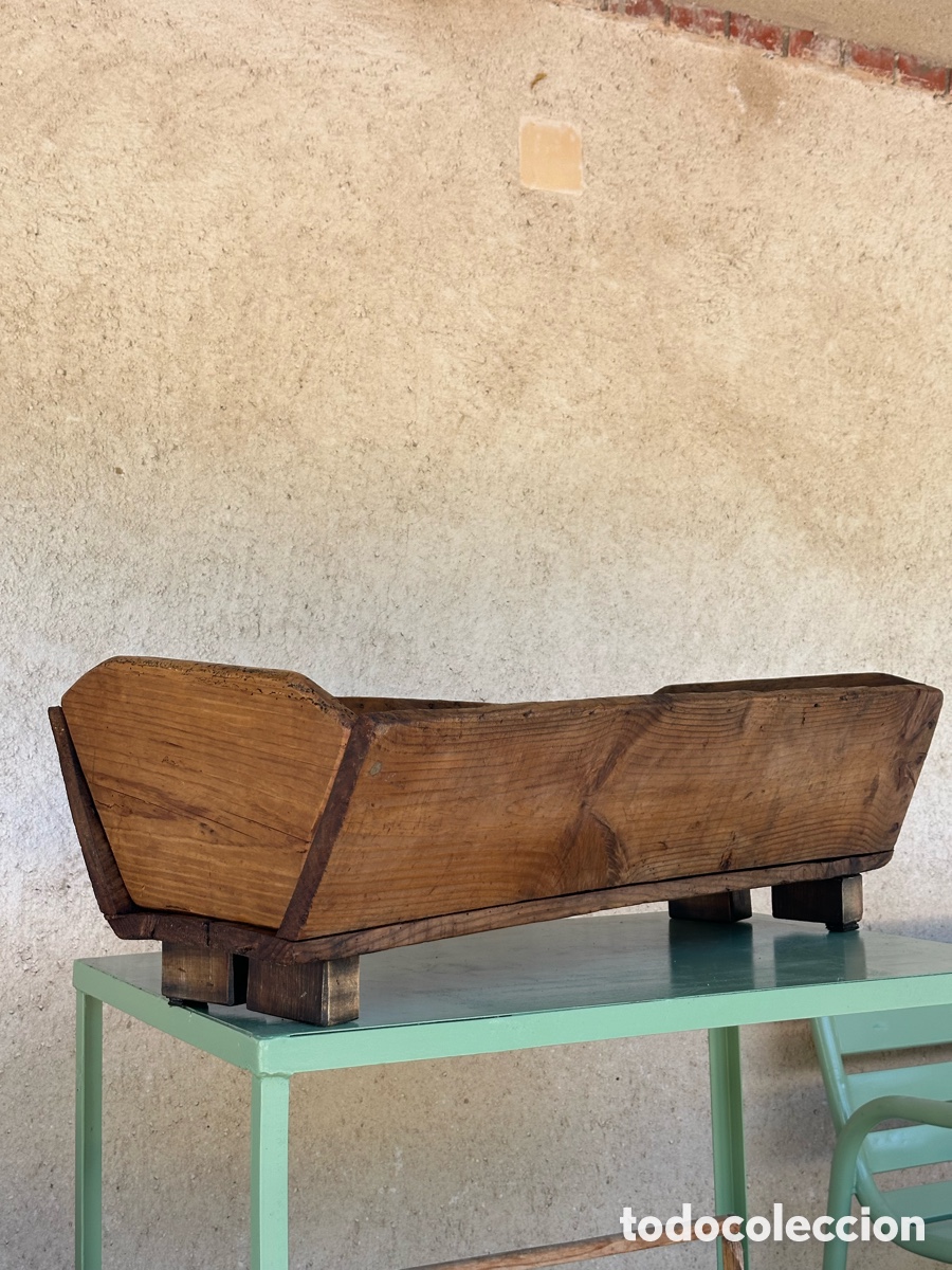 Antig&uuml;edades: Artesa antigua con patas, madera de pino, pps. XX. Madera duerno dornajo pesebrera recipiente.