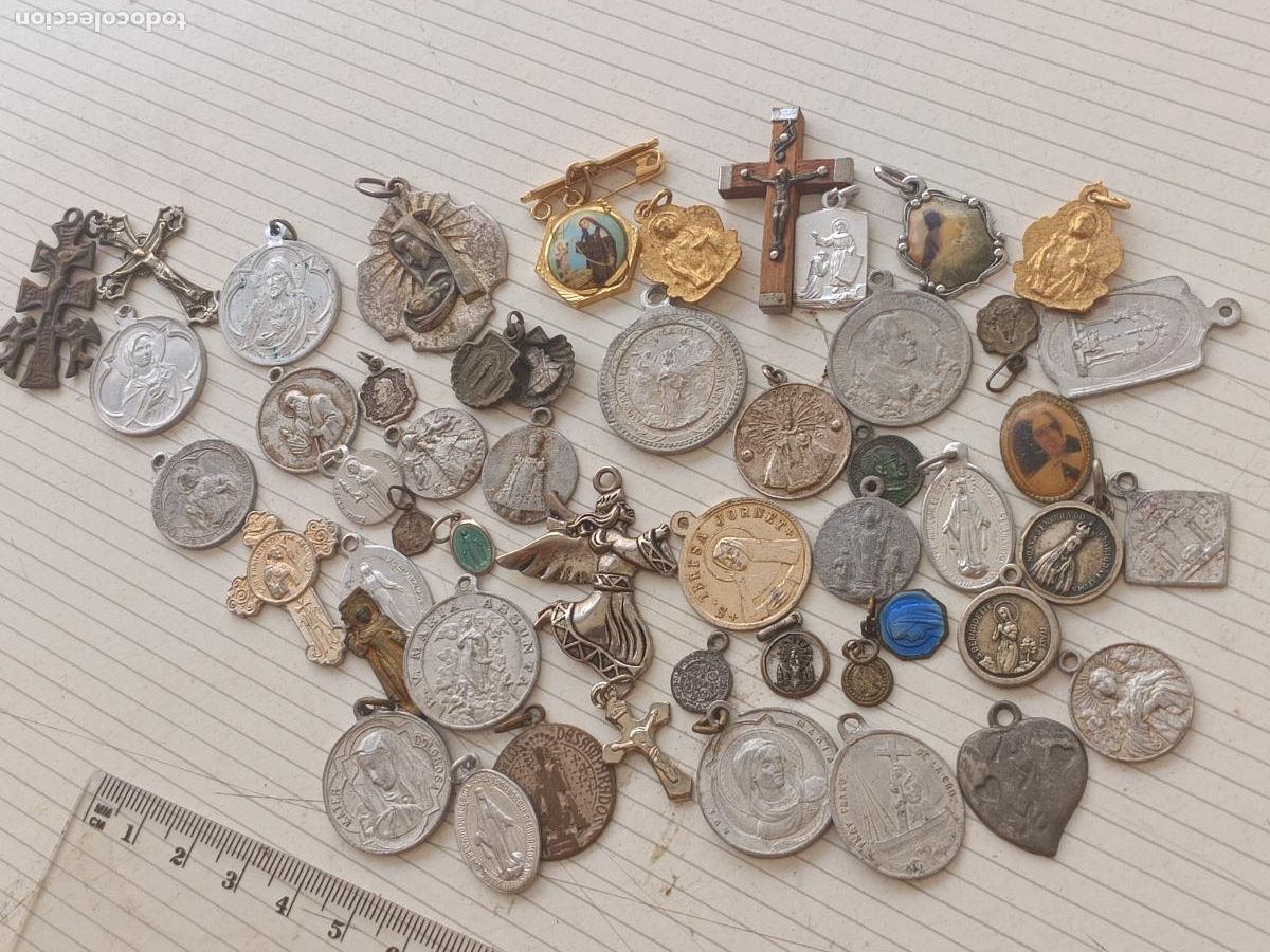 Antig&uuml;edades: Lote de 50 medallas religiosas y cruces