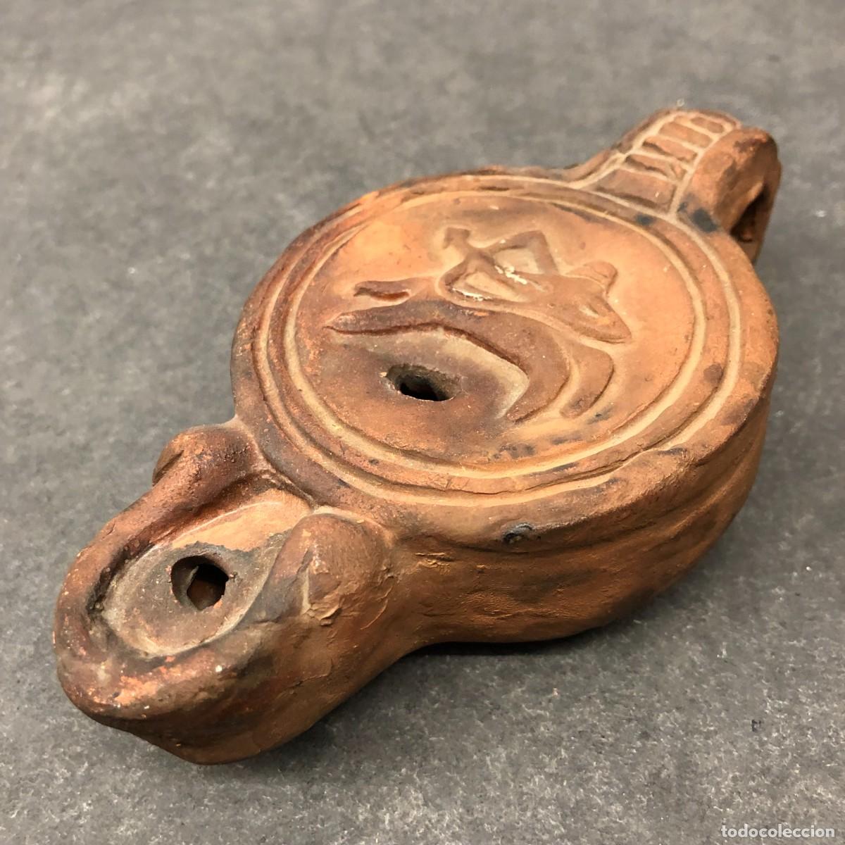 Antig&uuml;edades: ANTIGUA LUCERNA - LAMPARA DE ACEITE - DE TERRACOTA - GLADIADOR TRACIO - 14 X 7,5 X 3,5 CM / 497