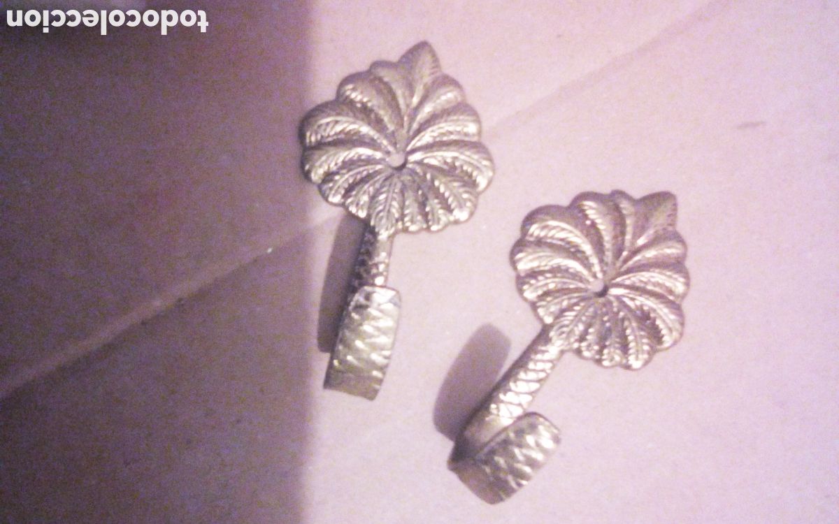 Antig&uuml;edades: 2 Enganches ganchos sujeta cortinas, de metal dorado. Miden 7 cm.