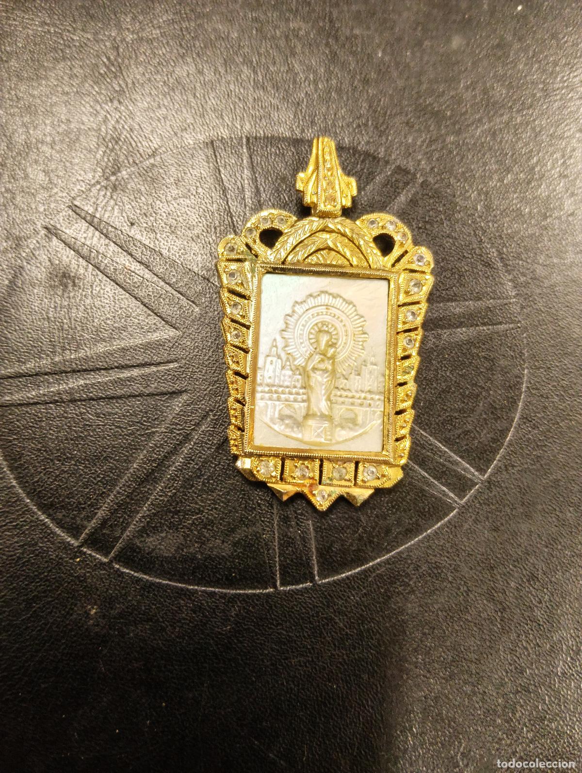 Antig&uuml;edades: MEDALLA MODERNISTA DORADA CON PLACA RELIEVE DE NACAR E INCRUSTACIONES DE CRISTALES VIRGEN DEL PILAR