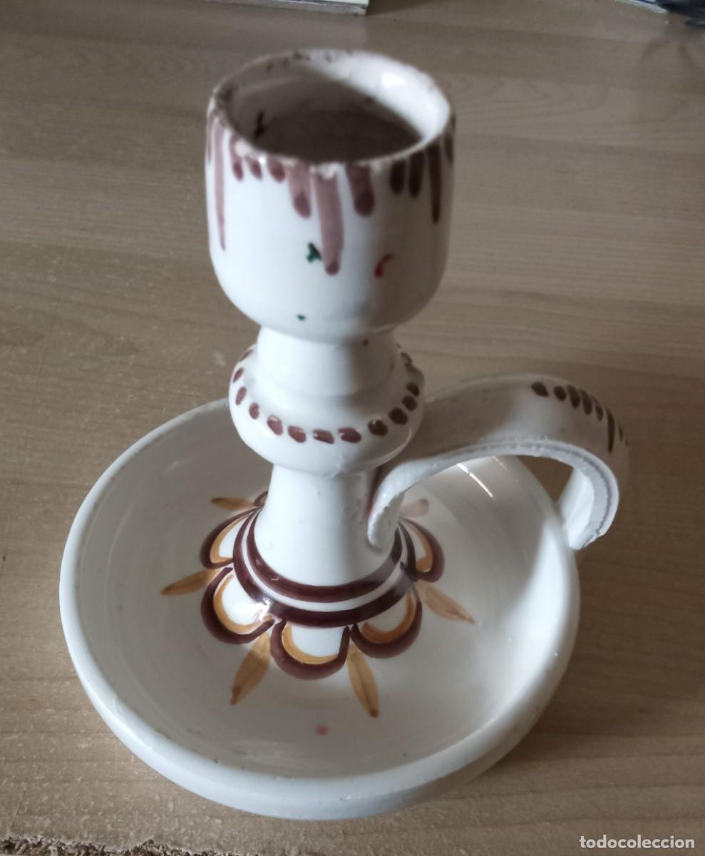Antig&uuml;edades: Palmatoria - candelabro de mano de ceramica de Talavera. altura: 12 cm.