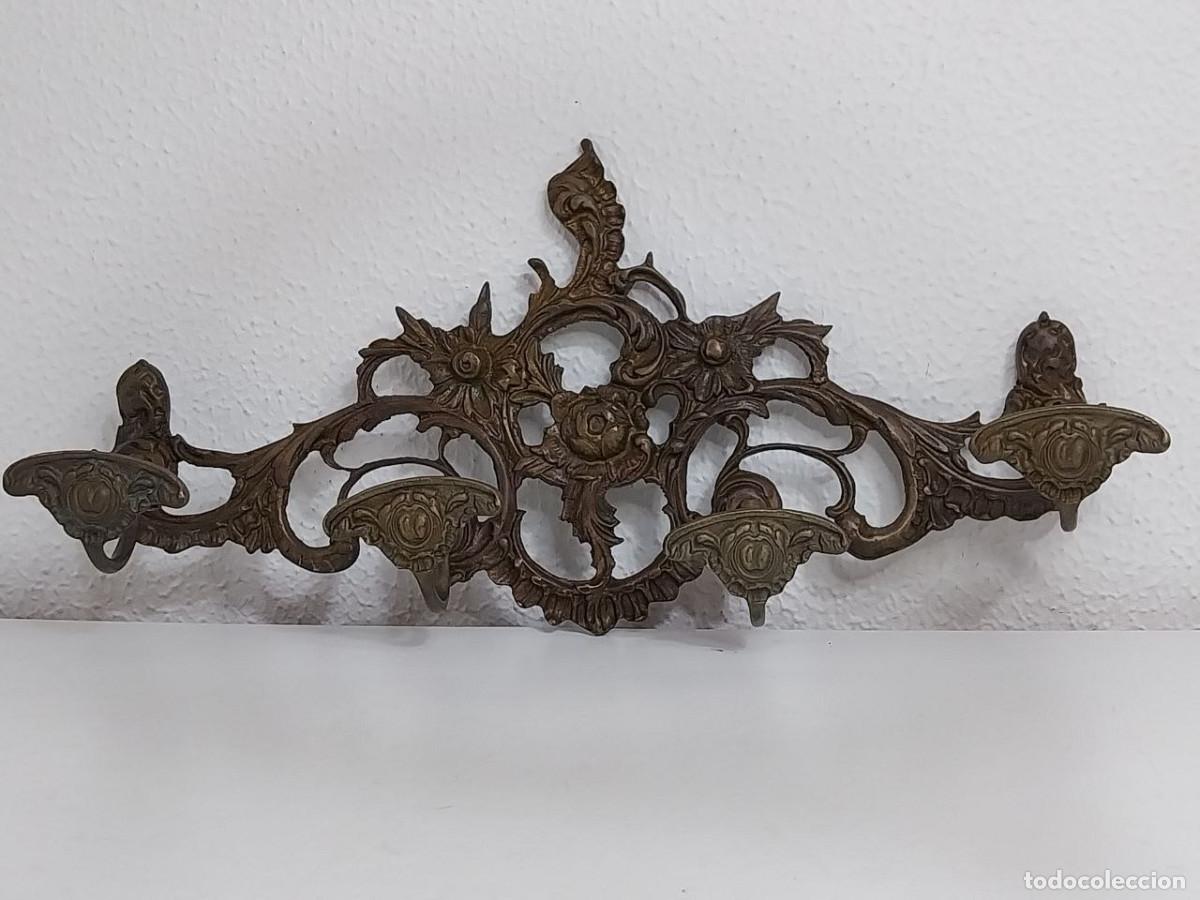 Antig&uuml;edades: Perchero de pared de bronce, estilo ornamental