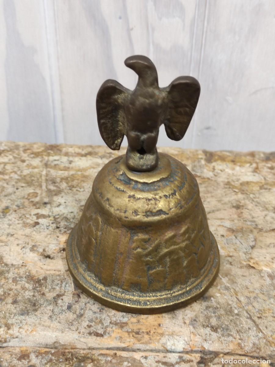 Antig&uuml;edades: Campana de bronce con aguila