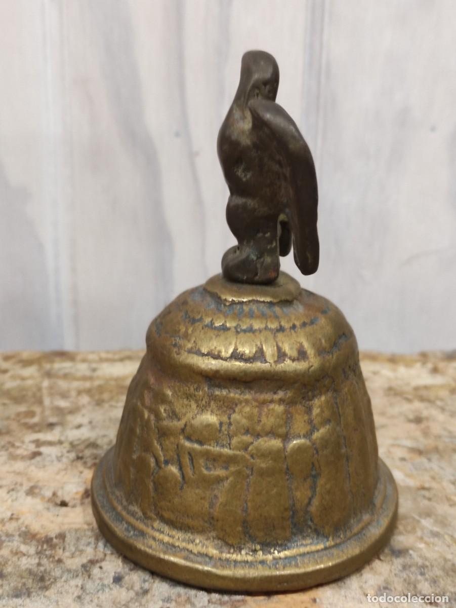 Antig&uuml;edades: Campana de bronce con aguila - Foto 3