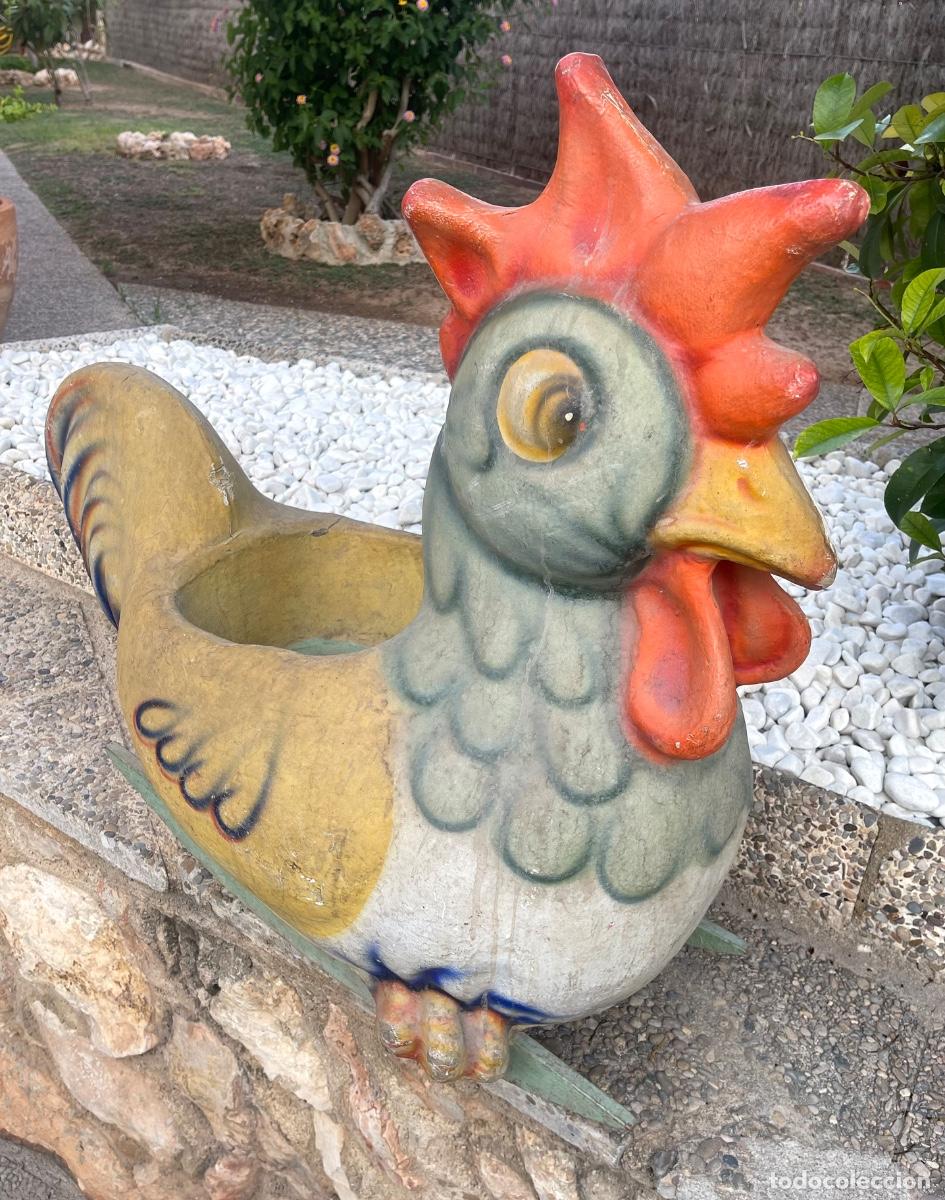 Antig&uuml;edades: GALLO BALANC&Iacute;N DE CART&Oacute;N PIEDRA CON BASE DE MADERA. A&Ntilde;OS 50. GRAN TAMA&Ntilde;O