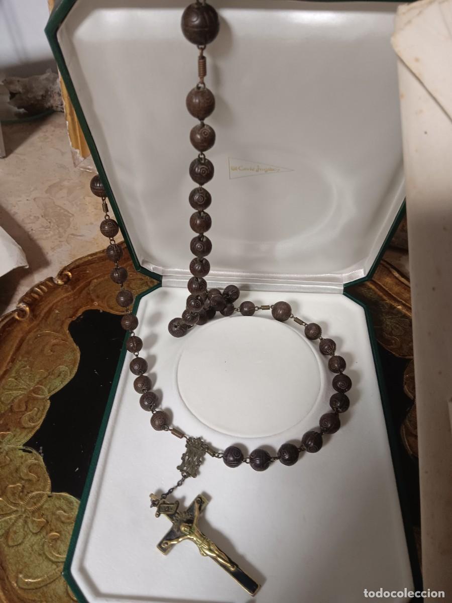 Antig&uuml;edades: rosario cat&oacute;lico tradicional con cuentas de madera oscura tallada y un crucifijo met&aacute;lico dorado, gu