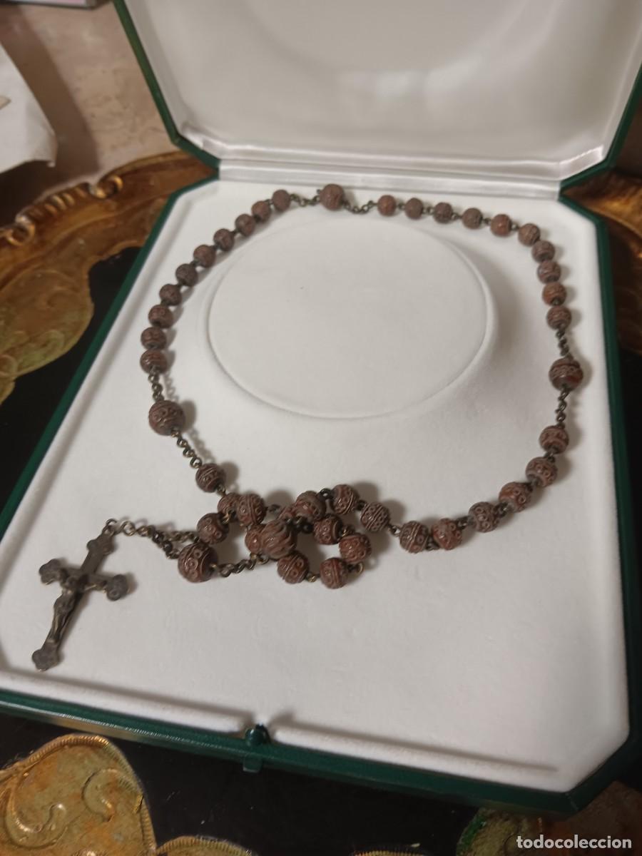 Antig&uuml;edades: rosario cat&oacute;lico tradicional con cuentas de madera oscura tallada y un crucifijo met&aacute;lico dorado, gu
