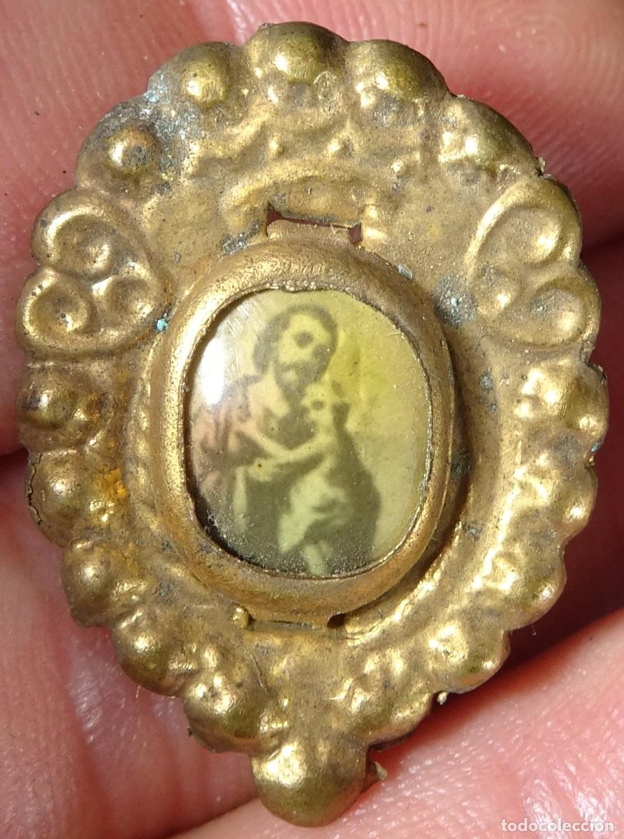 Antig&uuml;edades: PEQUE&Ntilde;O Y ANTIGUO BROCHE, RELICARIO DE LAT&Oacute;N CON IMAGEN, VER FOTOS
