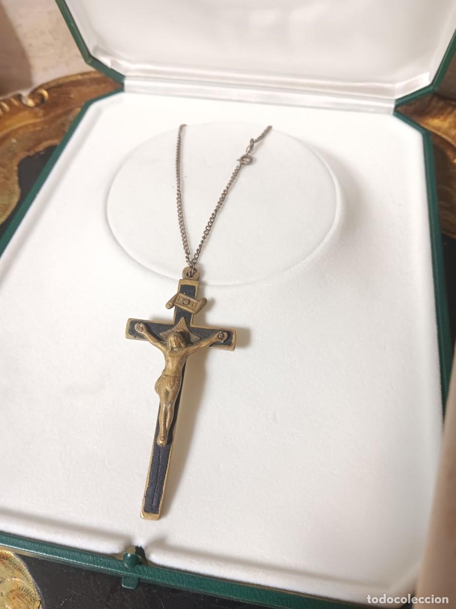 Antig&uuml;edades: antiguo crucifijo colgante de tipo pectoral de la &eacute;poca de Napole&oacute;n III, elaborado en metal dorado y