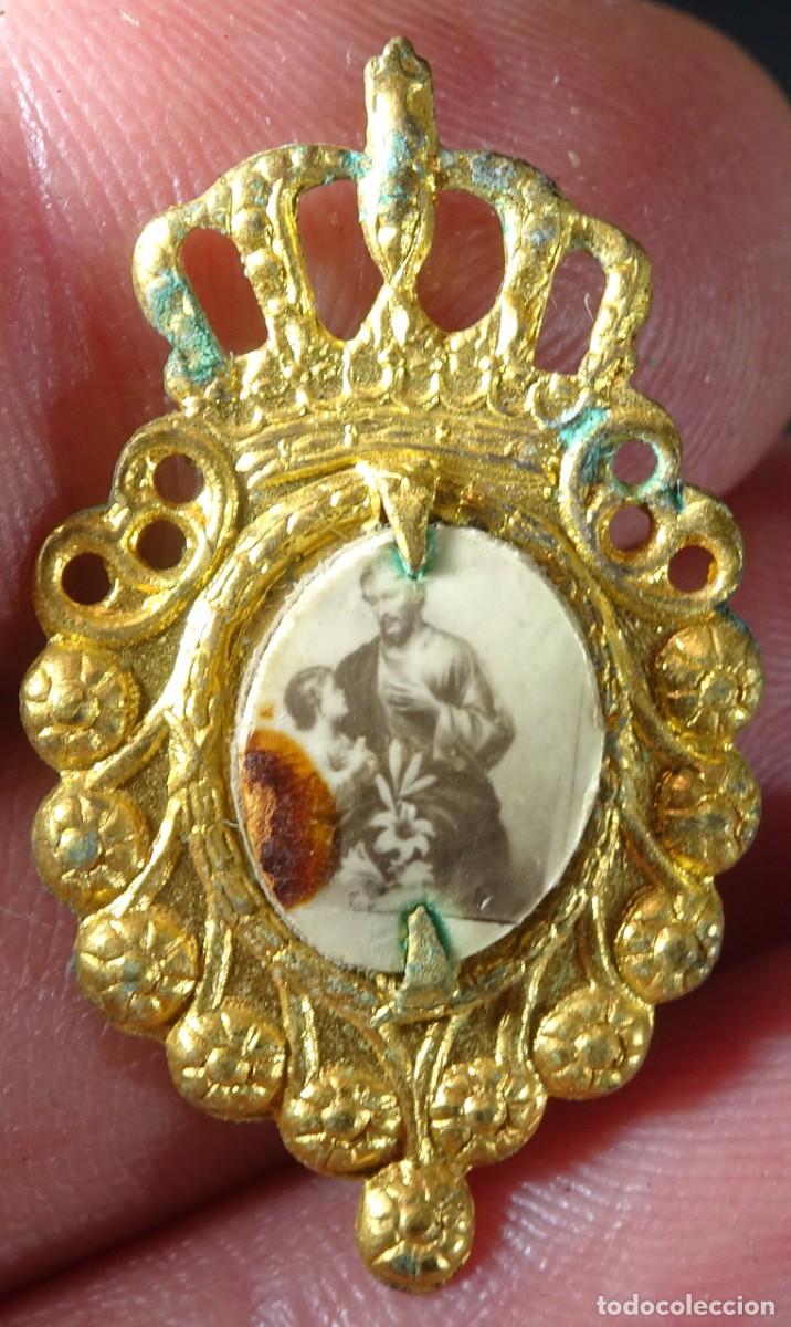 Antig&uuml;edades: PEQUE&Ntilde;O Y ANTIGUO BROCHE, RELICARIO DE LAT&Oacute;N CON IMAGEN, VER FOTOS