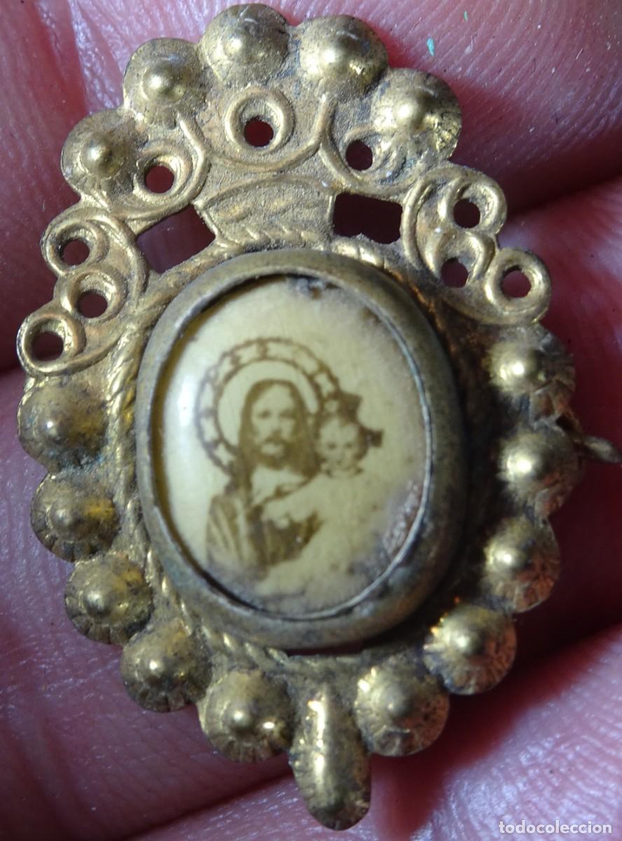 Antig&uuml;edades: PEQUE&Ntilde;O Y ANTIGUO BROCHE, RELICARIO DE LAT&Oacute;N CON IMAGEN, VER FOTOS
