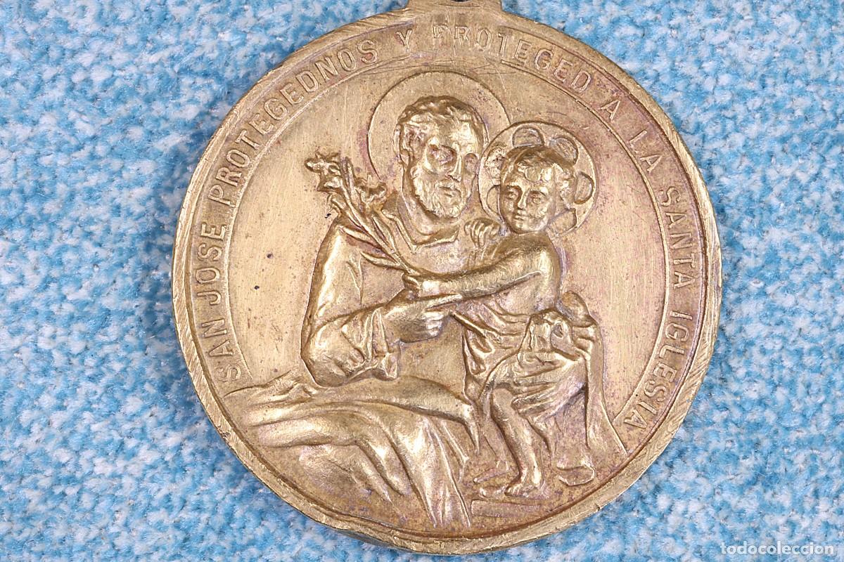 Antig&uuml;edades: Medalla San Jos&eacute; con el ni&ntilde;o Jes&uacute;s. Saint Joseph Medal with the Child Jesus. Bronce.