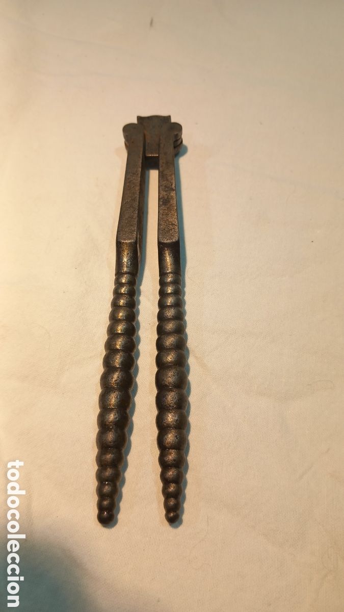 Antig&uuml;edades: Antiguo cascanueces cascapi&ntilde;ones de hierro forjado - 15 cm - Siglo XIX/XX - Excelente estado