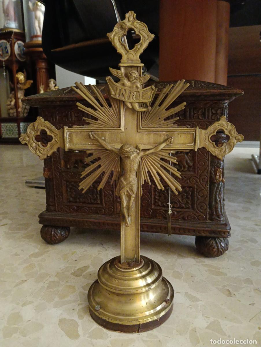Antig&uuml;edades: BONITO Y ANTIGUO CRUCIFIJO DE ALTAR EN BRONCE CON RAYOS DE EXALTACION Y ANGEL PORTANDO INRI