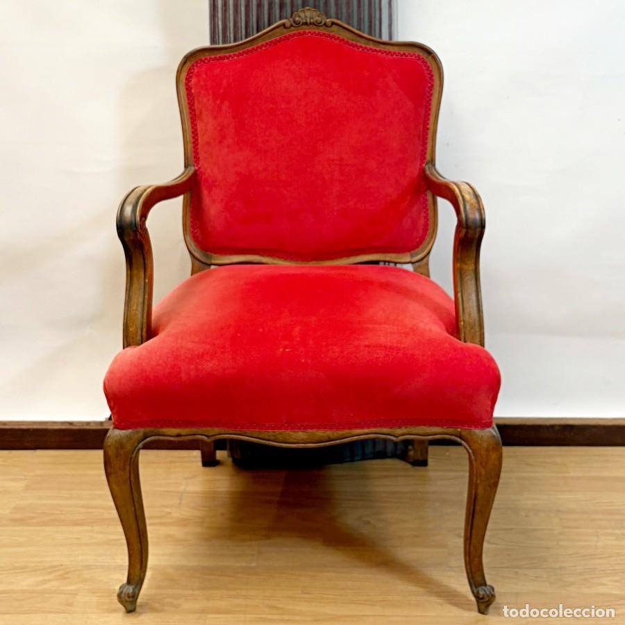 Antig&uuml;edades: Sill&oacute;n Luis XV de Madera y Terciopelo Rojo